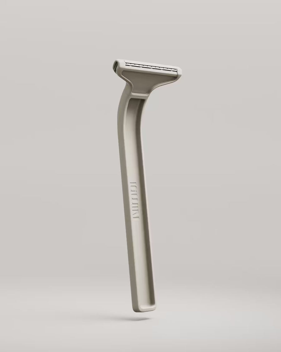 45 degree angle view of the Nimbi plastic-free razor in the colour Clay